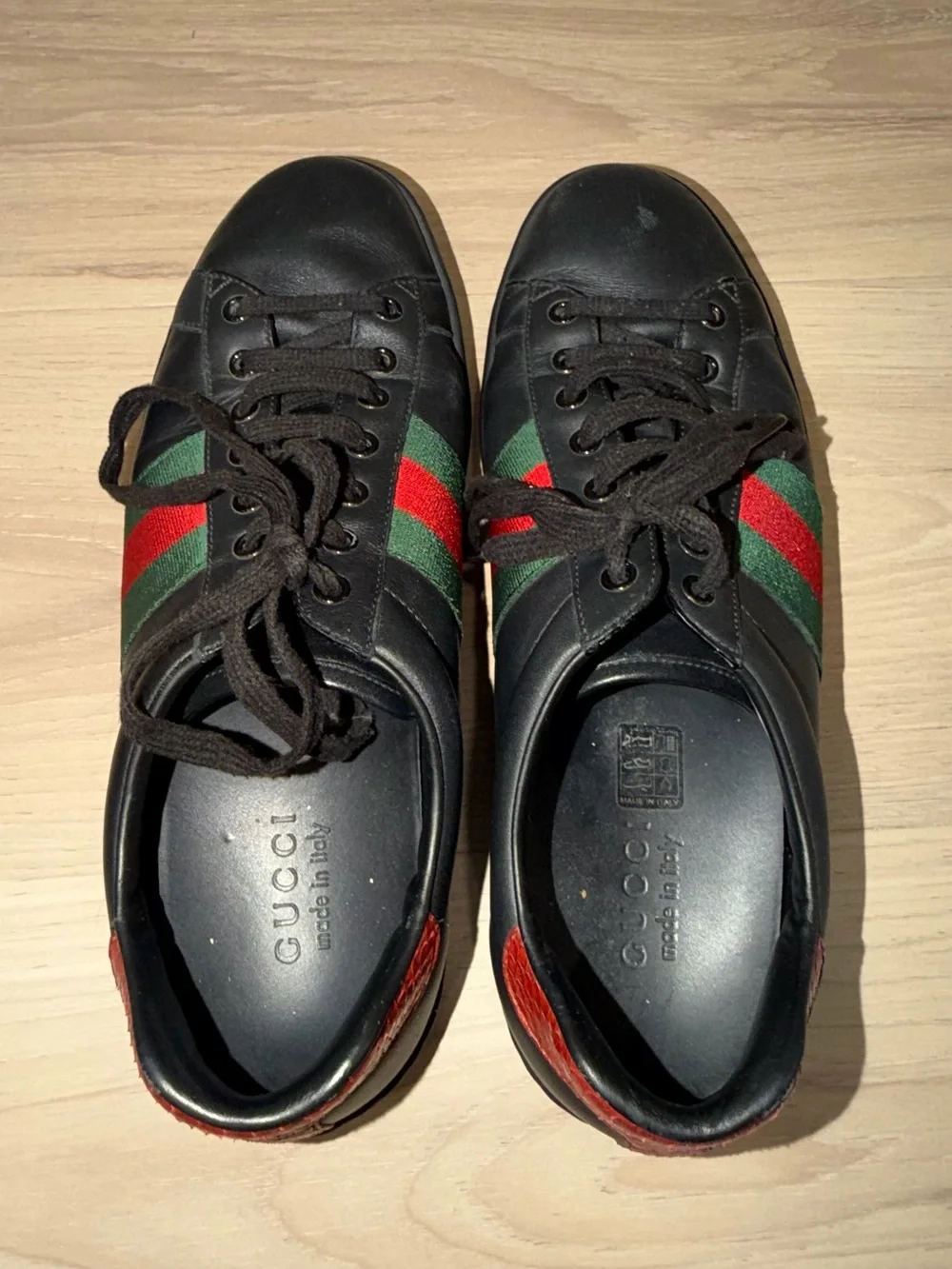 Gucci Black Leather Low-Top Sneakers with Red and Green Stripe
